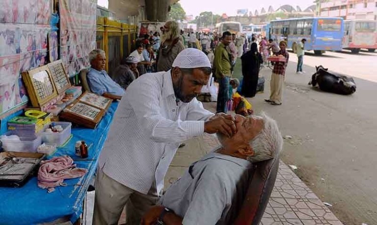 Indian's street dentist filling gap for the poor.